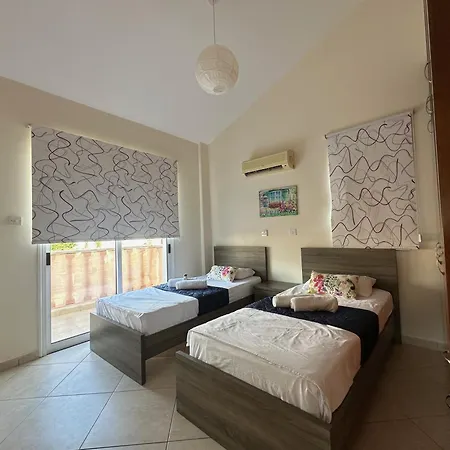 Demetra, Coral Bay