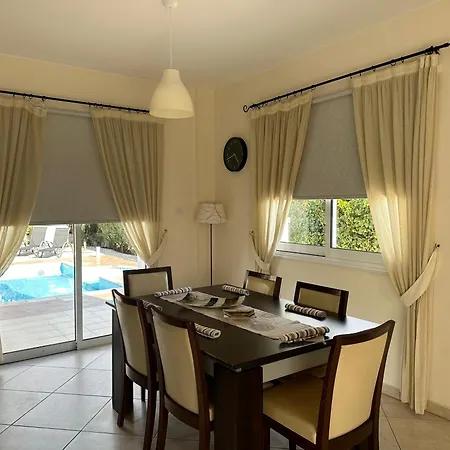 Demetra, Coral Bay