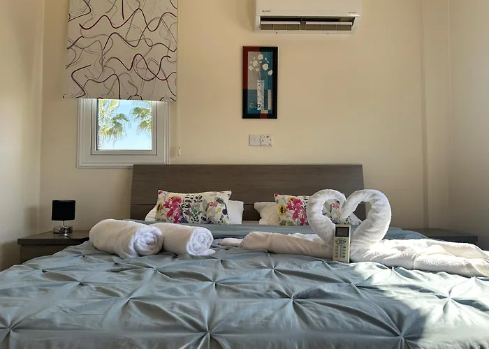 Demetra, Villa Coral Bay